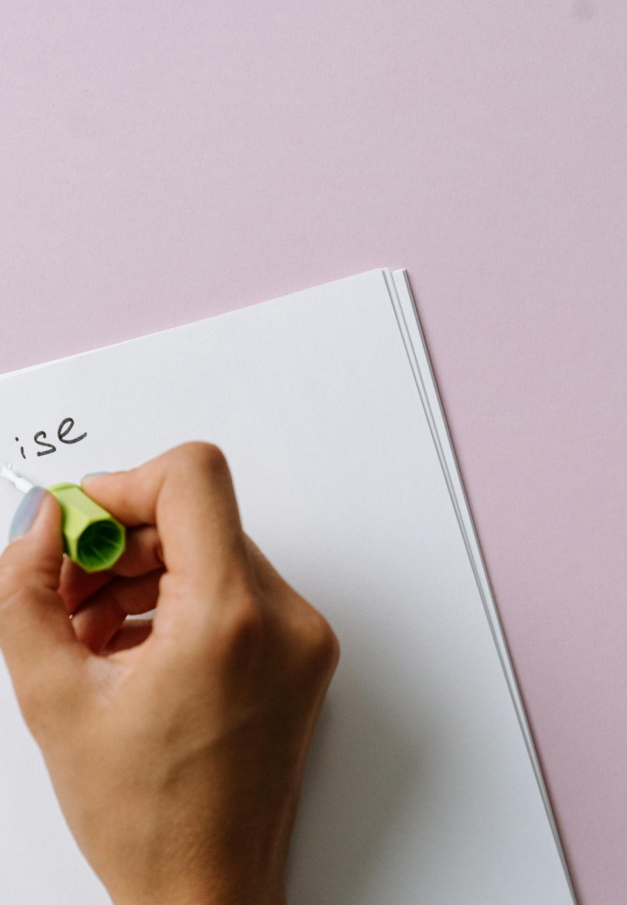 Jak się pisze – bezemnie czy beze mnie?