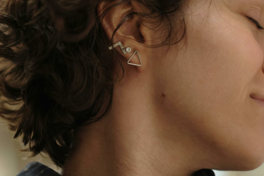 ropa w dziurce od kolczyka