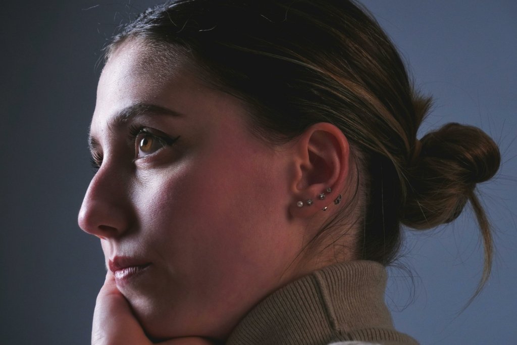 ropa w dziurce od kolczyka