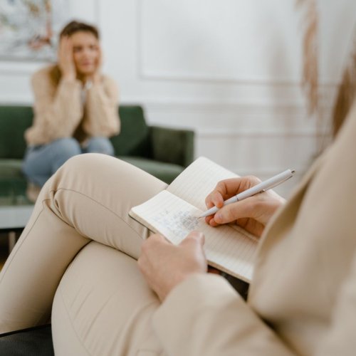 Terapia bez wstydu: kiedy warto umówić pierwszą konsultację z psychologiem?